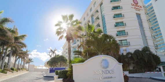 Sandos Cancun pool